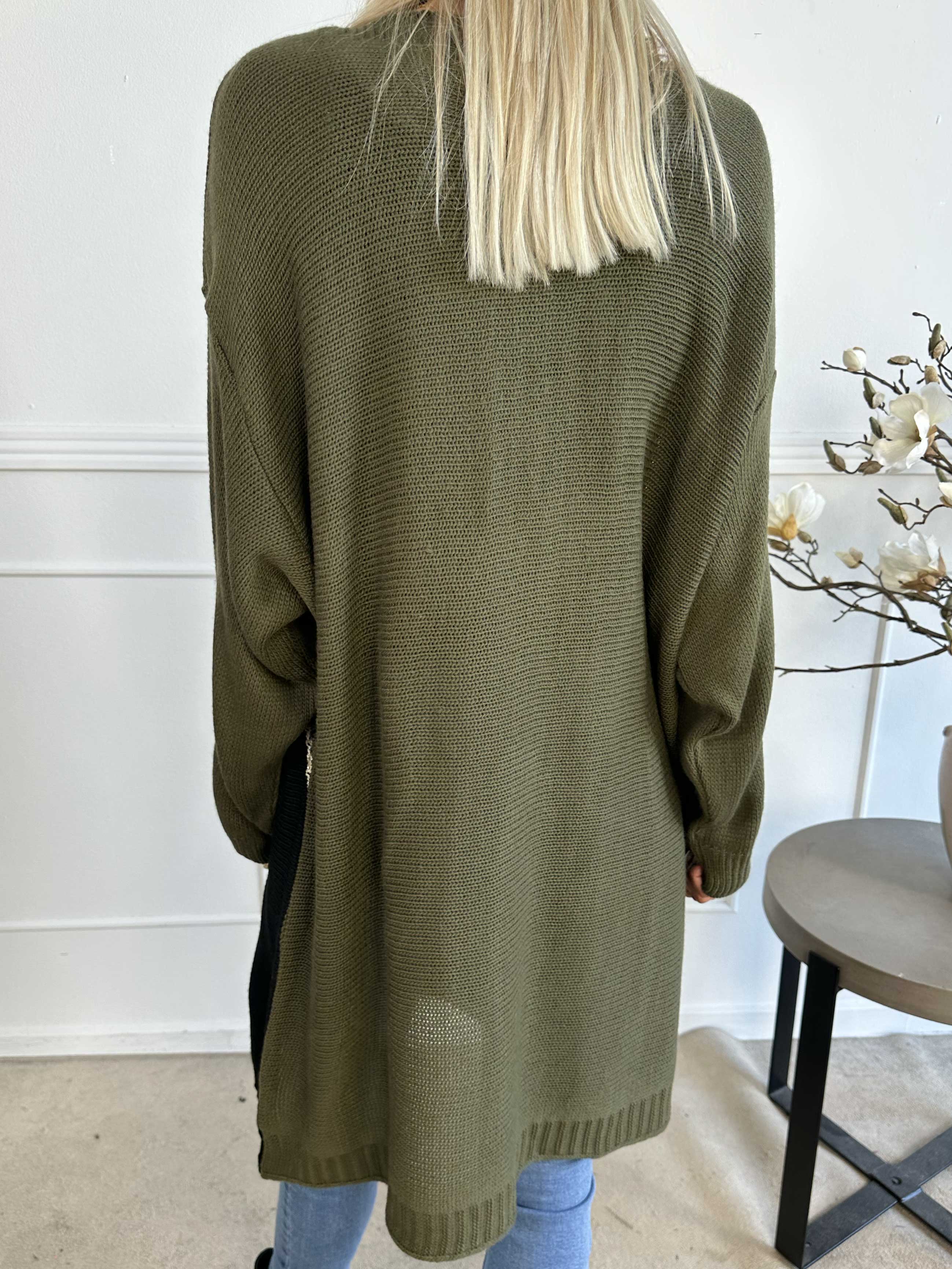 Amara - Tofarvet strikkjole med gulddetaljer